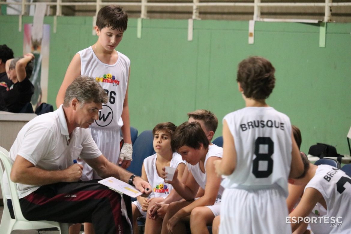 ad-brusque-fme-e-colegio-salesiano-fmel-duelam-pelo-estadual-sub-12-e-sub-13-na-arena-brusque