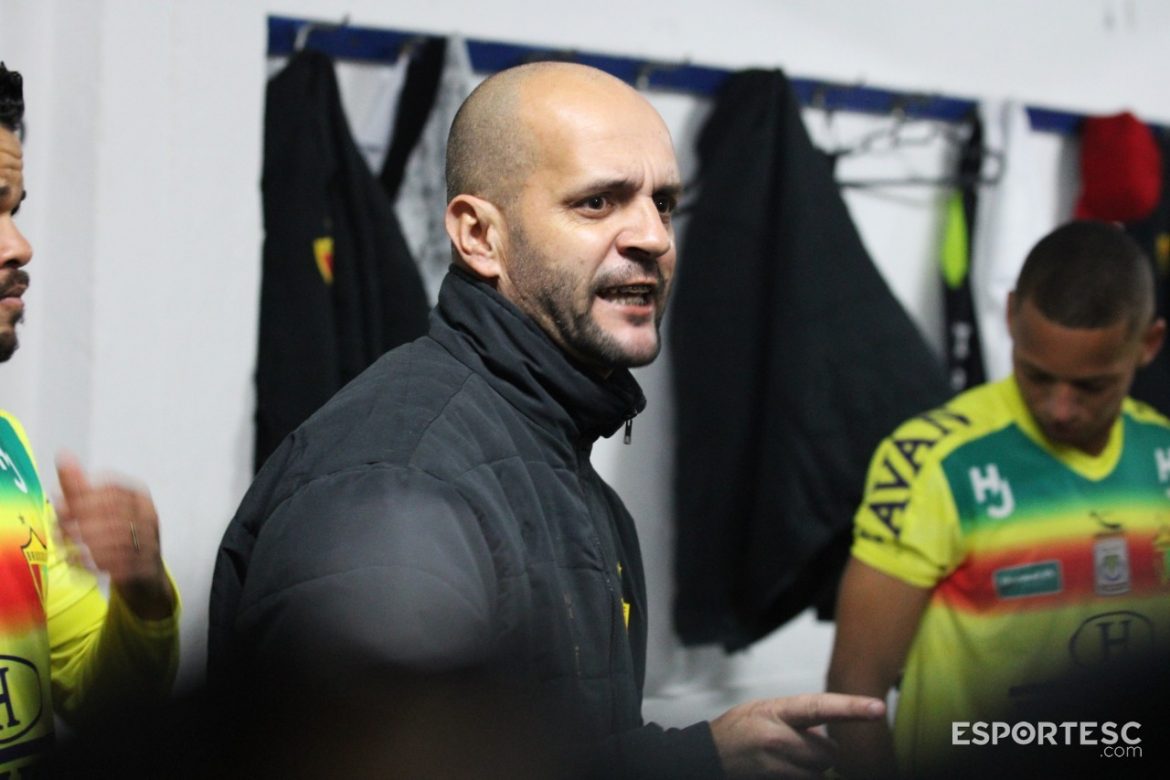 amuleto-da-casa-como-jersinho-deixou-a-desconfianca-de-lado-para-se-tornar-um-dos-grandes-treinadores-da-historia-do-brusque-fc