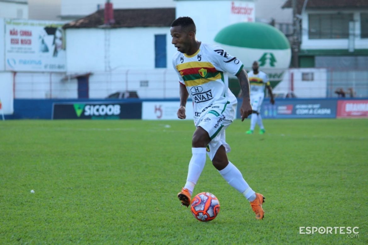 brusque-acerta-a-rescisao-de-vitor-junior