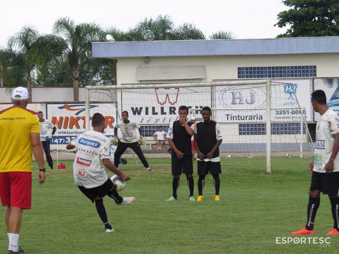 brusque-contrata-novo-lateral-e-finaliza-preparacao-para-jogo-com-o-operario