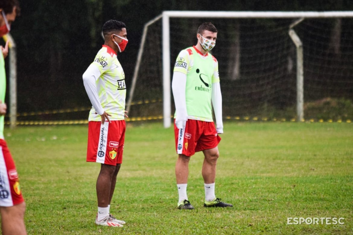 brusque-inicia-semana-com-treino-sob-forte-chuva