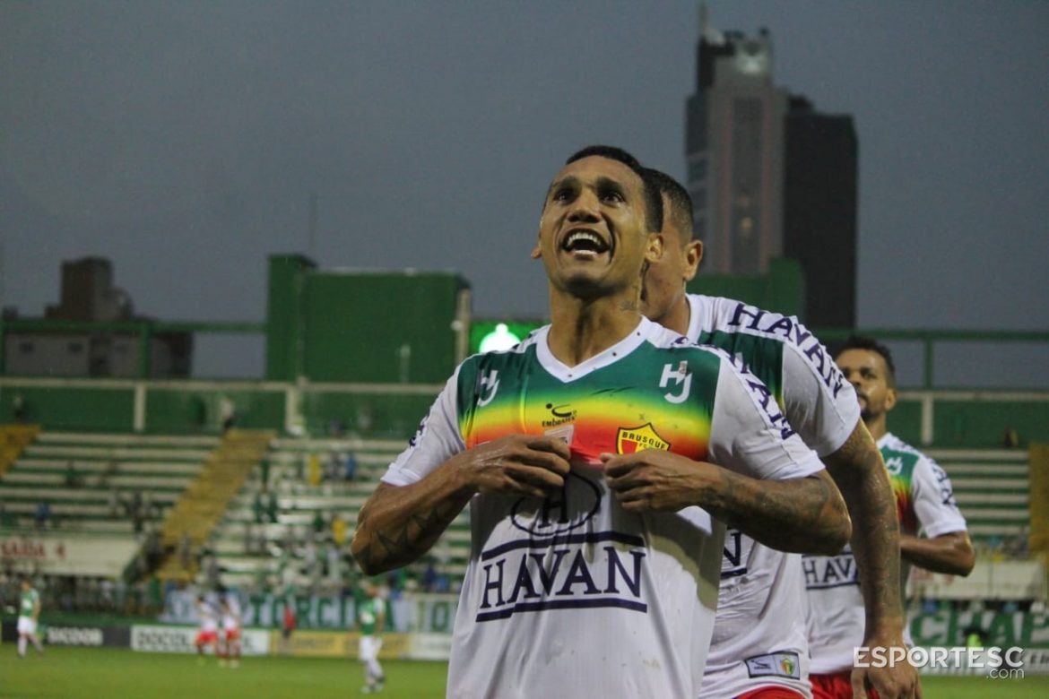brusque-recebe-tubarao-neste-sabado-8-para-defender-a-lideranca-do-estadual