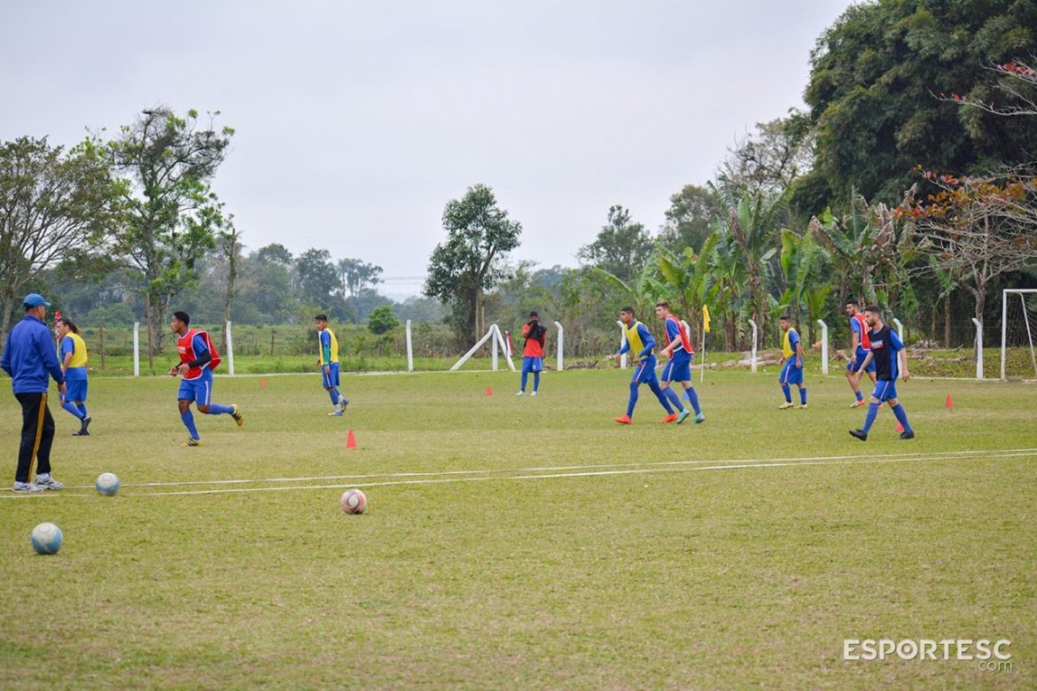 carlos-renaux-contrata-mais-dois-jogadores-para-a-serie-c