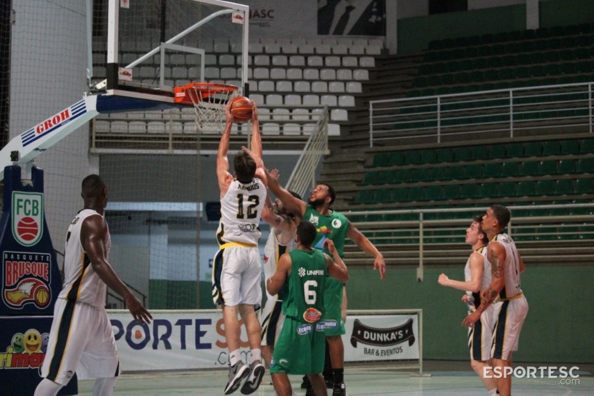 copa-sc-blumenau-vence-a-segunda-e-fica-perto-do-titulo-brusque-basquete-e-surpreendido-pelo-blackstar