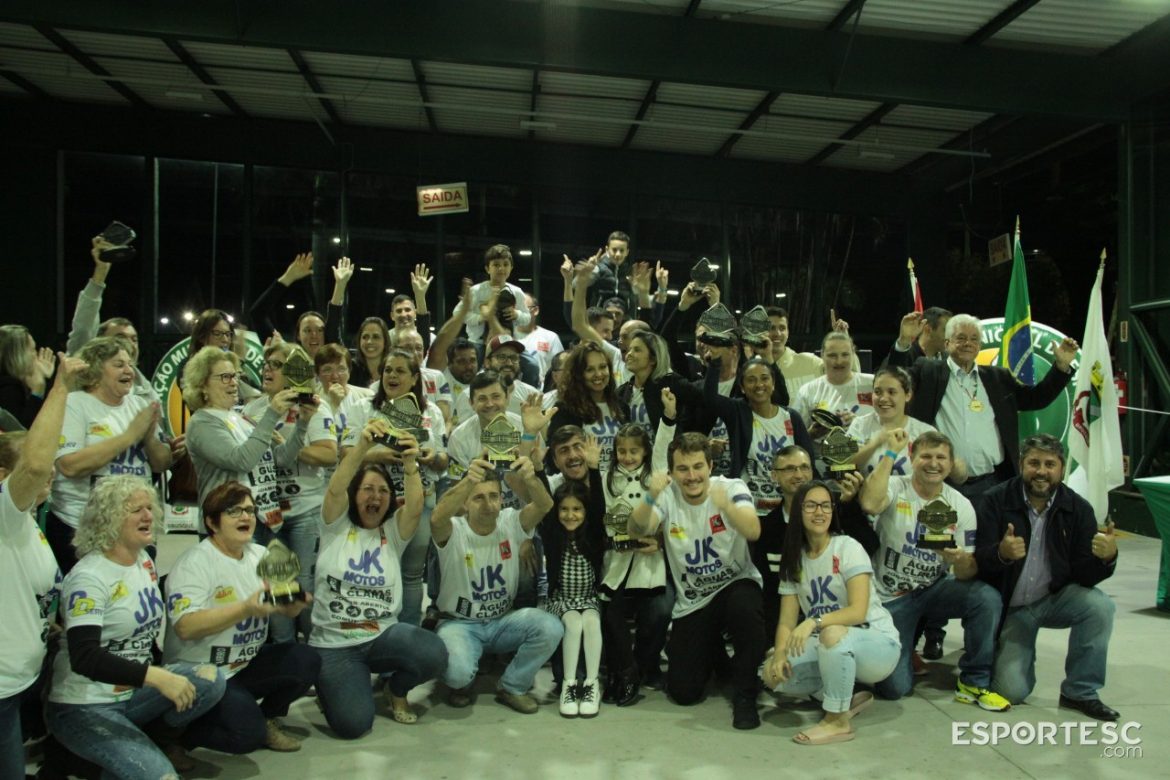 em-noite-festiva-aguas-claras-ergue-a-taca-dos-jogos-abertos-comunitarios-de-brusque