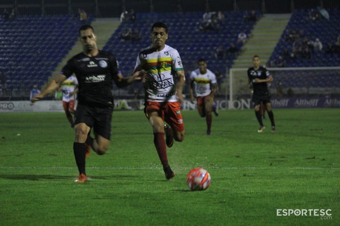 ianson-marca-contra-brusque-perde-para-o-tubarao-e-sai-atras-na-semifinal-da-copa-sc