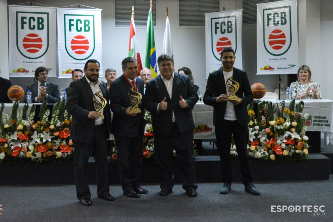 jornal-esportesc-recebe-premio-melhores-do-ano-na-categoria-imprensa