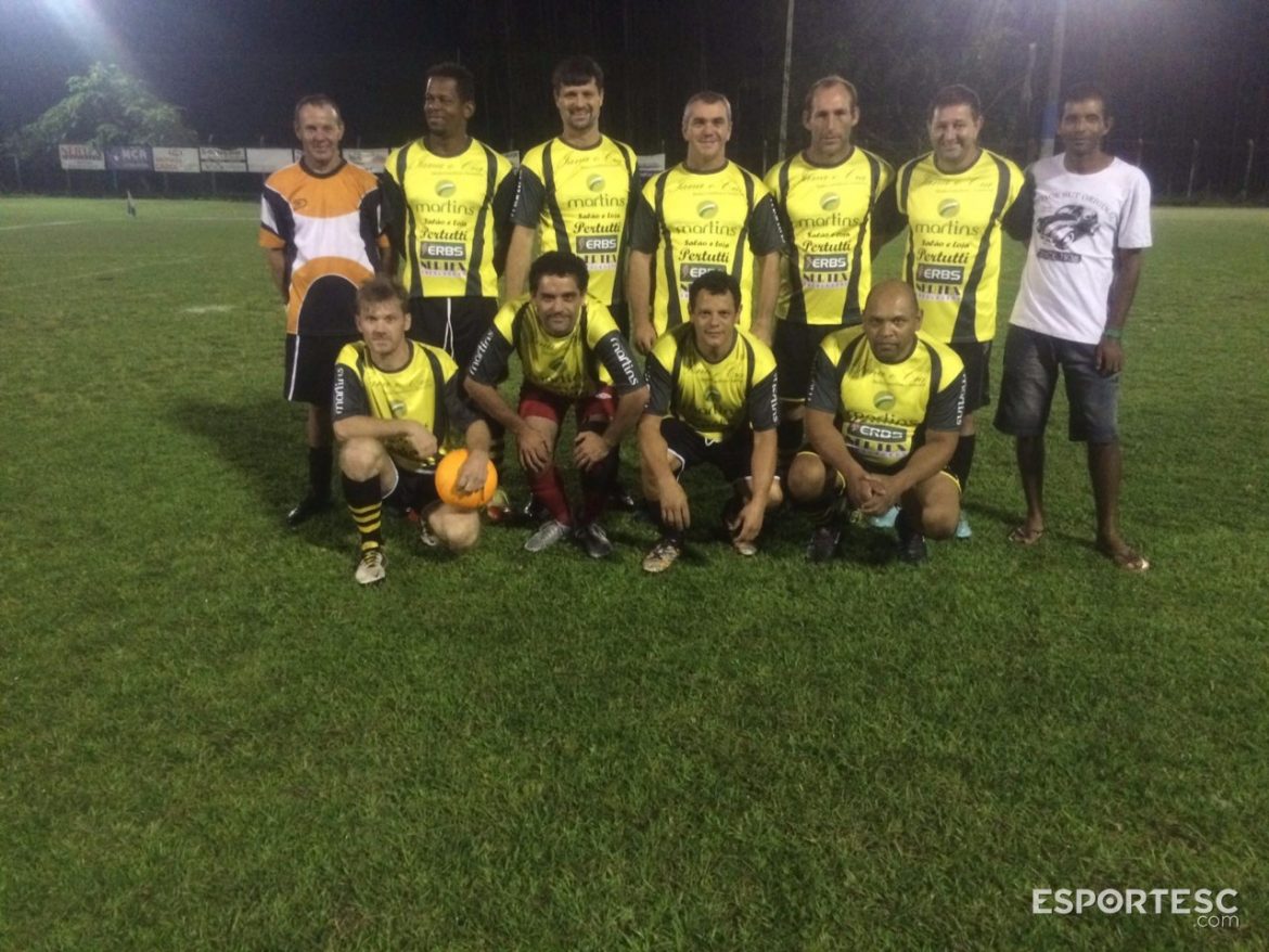 lageado-baixo-e-sao-pedro-avancam-no-futebol-suico-master-nos-jogos-comunitarios-de-guabiruba