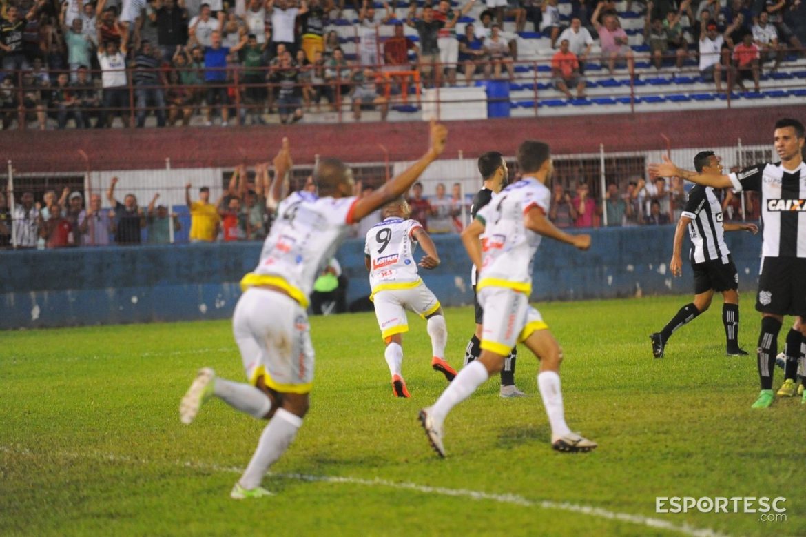 mais-uma-vez-sem-atacante-na-maioria-do-jogo-bruscao-esmaga-figueirense-no-augusto-bauer