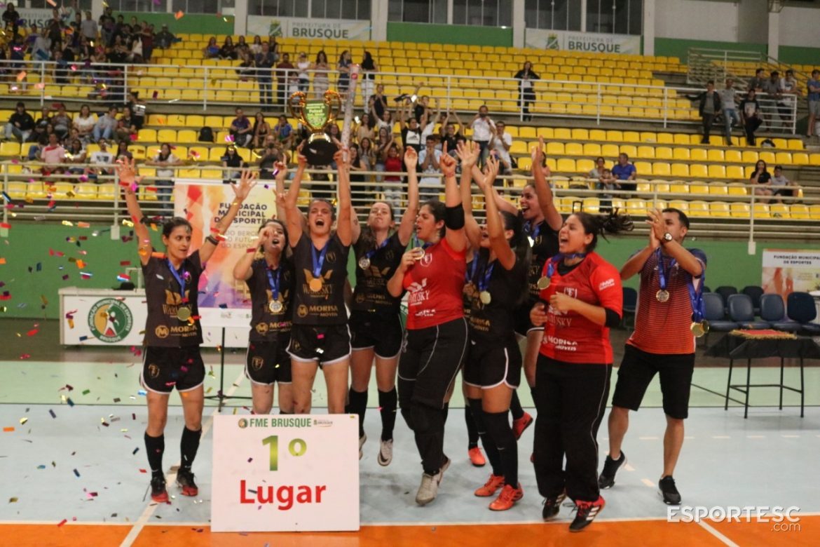 mwfc-goleia-o-lion-e-volta-a-conquistar-o-titulo-do-campeonato-municipal-de-futsal-feminino-de-brusque