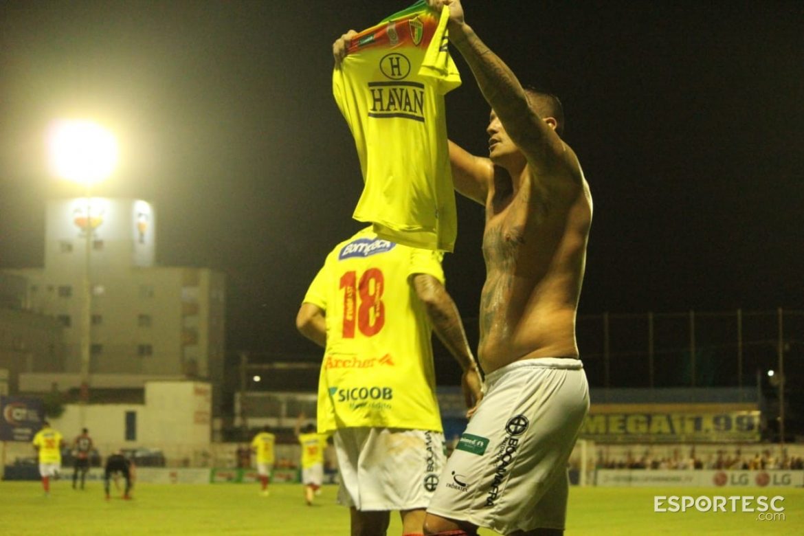 na-estreia-do-novo-gramado-do-gigantinho-brusque-vira-sobre-o-joinville-com-dois-gols-nos-acrescimos-em-duelo-de-nove-gols