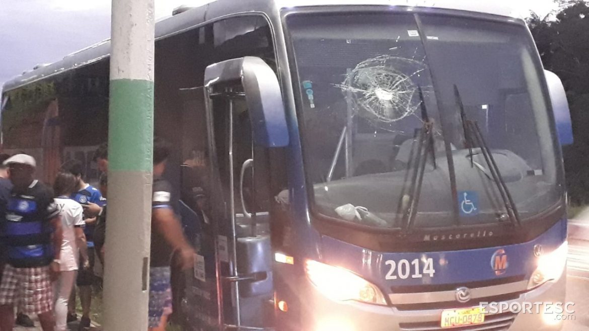onibus-com-torcedores-do-tubarao-e-alvejado-a-pedras-apos-jogo-contra-o-brusque