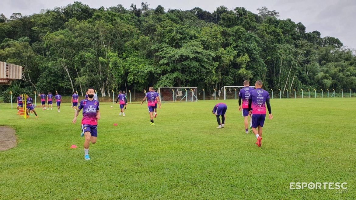 sob-chuva-quadricolor-realiza-treino-no-ct