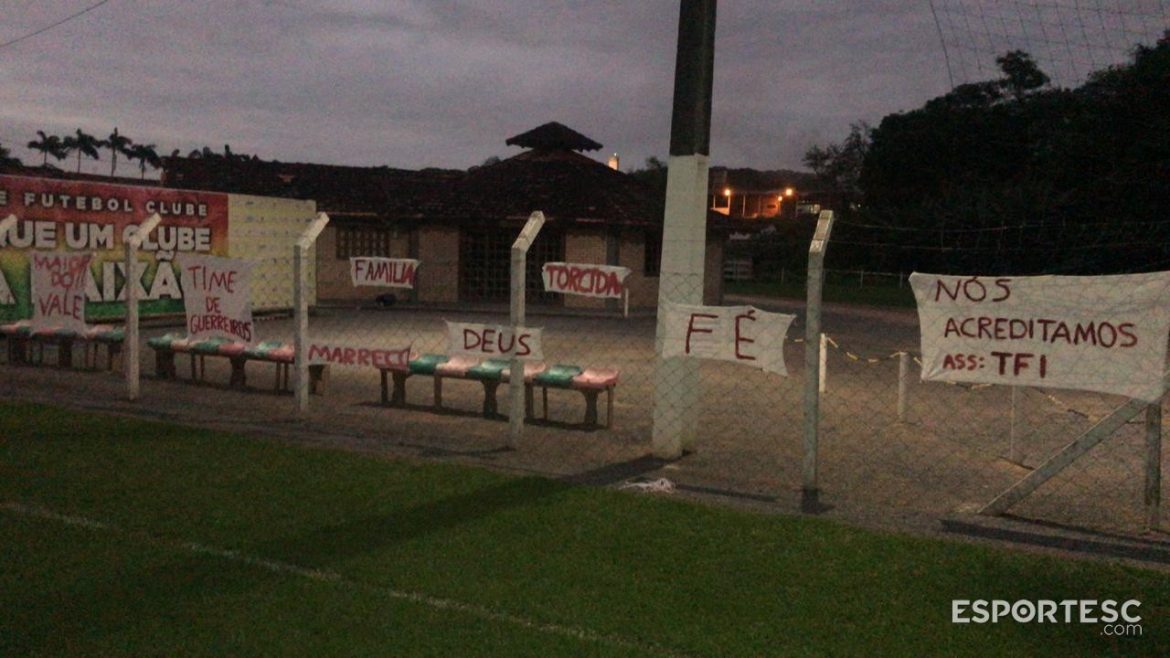 torcida-do-brusque-coloca-faixas-no-ct-em-apoio-ao-bruscao-para-a-grande-final