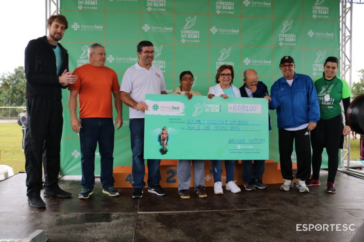 veja-galeria-de-fotos-do-podio-da-corrida-do-bem-farmasesi