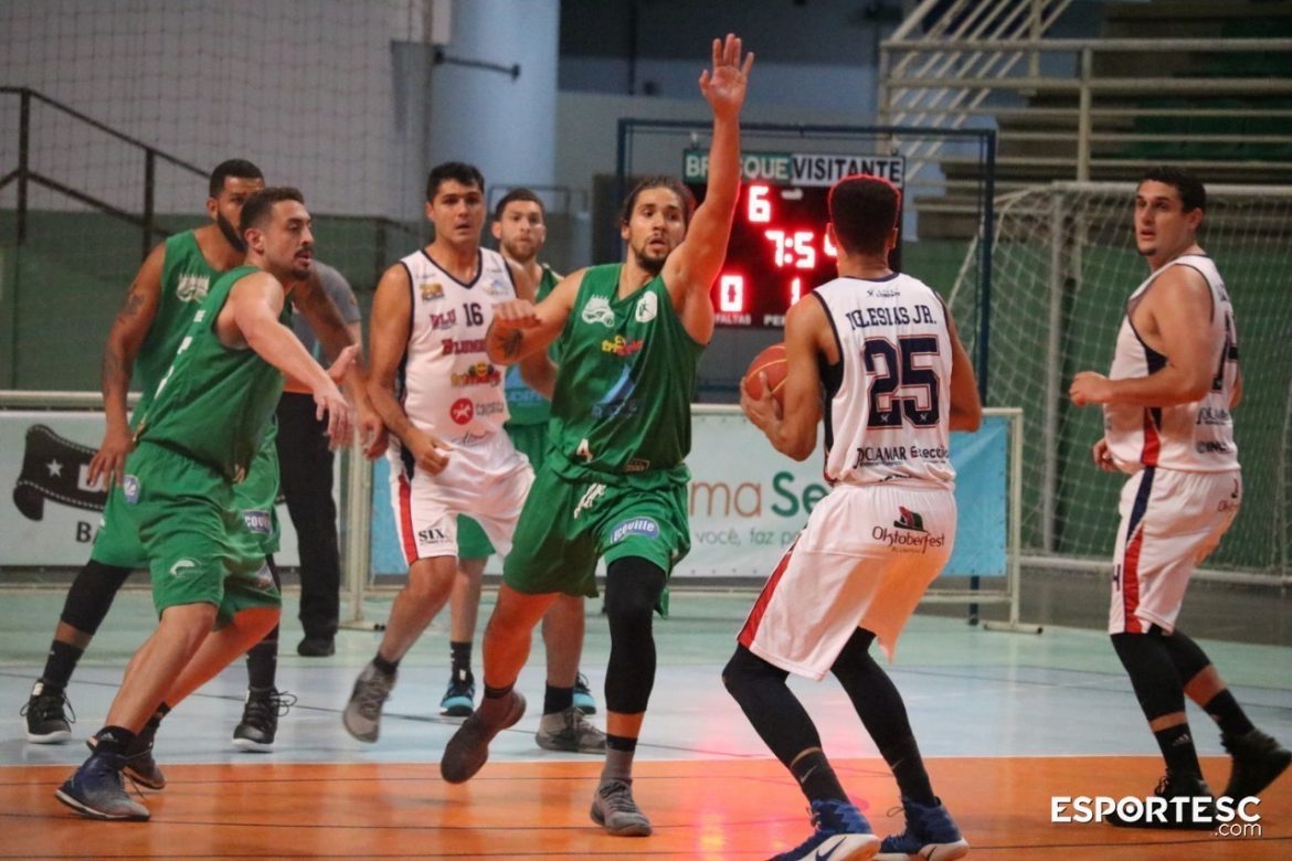 visitantes-vencem-e-ampliam-vantagem-nos-playoffs-do-estadual-masculino