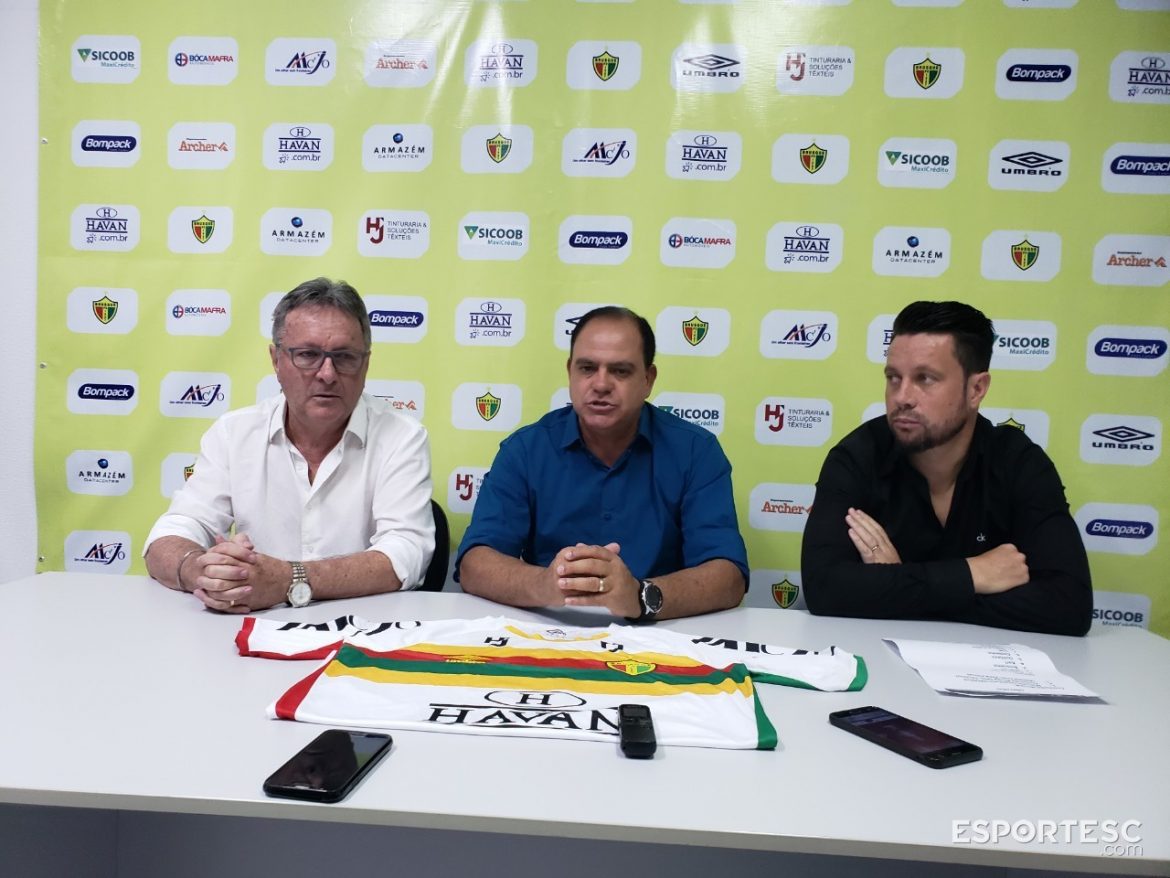 waguinho-dias-e-apresentado-oficialmente-como-novo-tecnico-do-brusque-fc