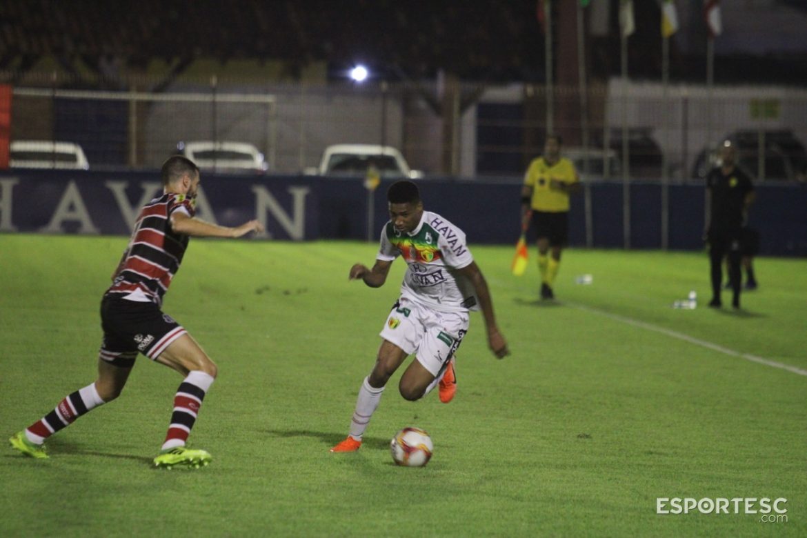 em-jogo-de-dois-tempos-distintos-brusque-pressiona-na-etapa-final-mas-fica-no-empate-em-casa-com-o-santa-cruz