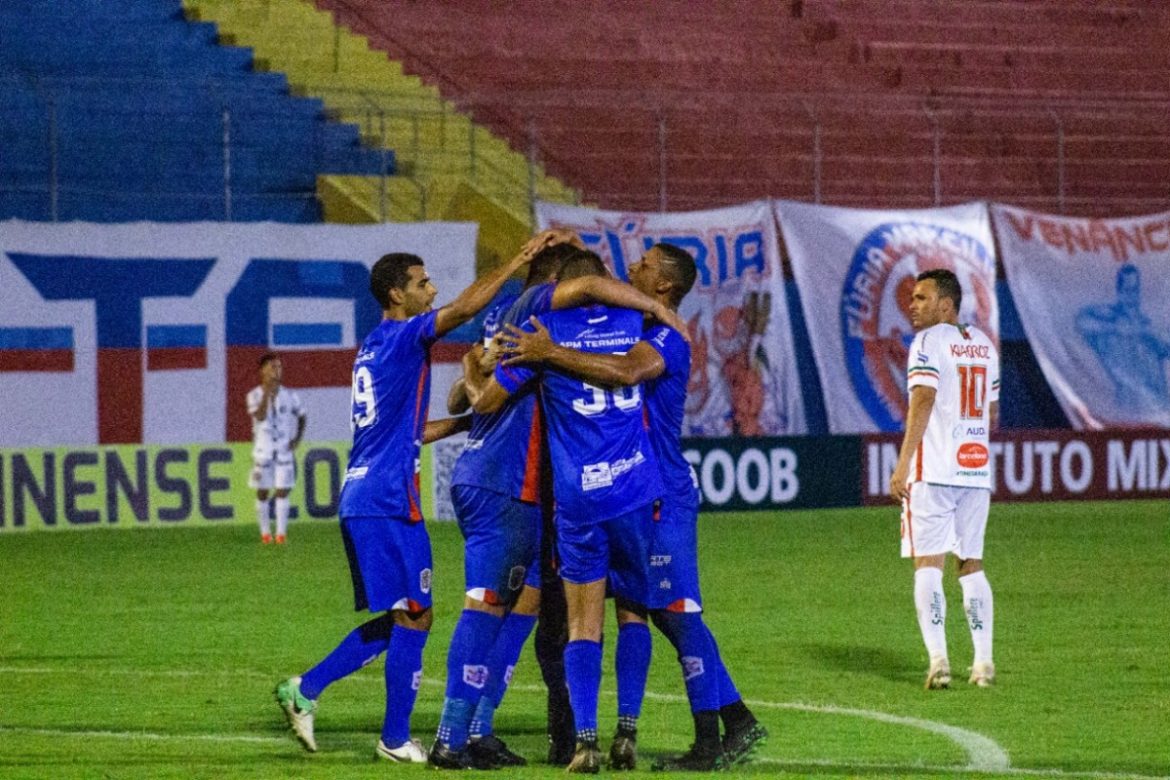Marcílio Dias comemora gol