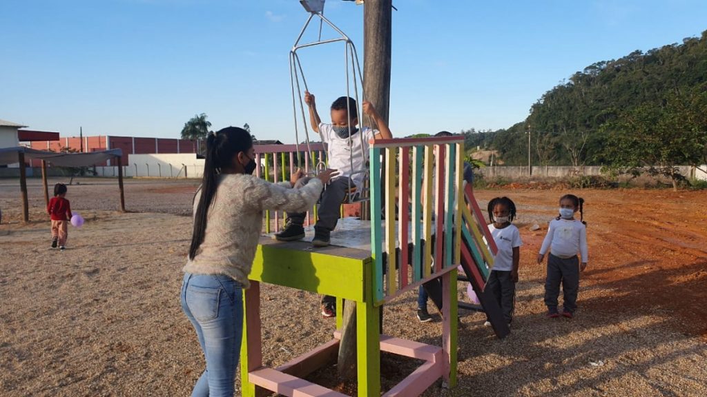 Escola em Brusque ensina crianças a criarem seus próprios jogos