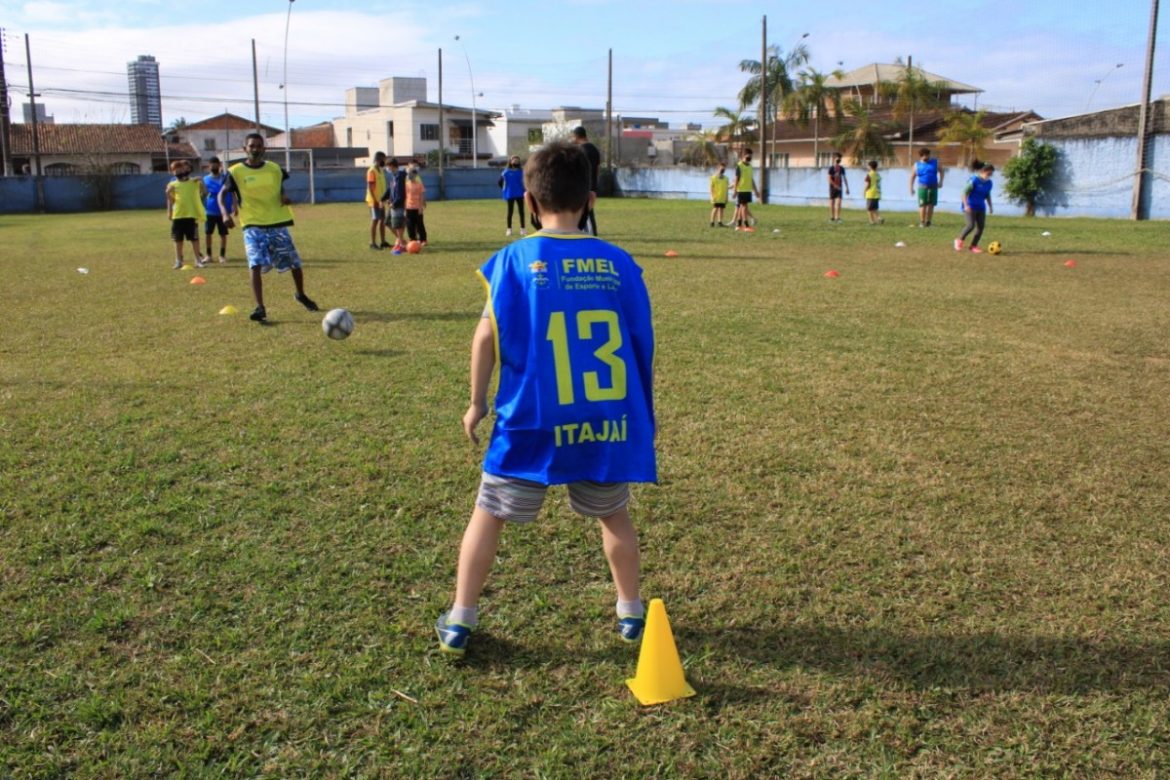 Atividades do projeto de Iniciação Esportiva são retomadas_118417-Fotógrafo(a) _ Marcos Porto