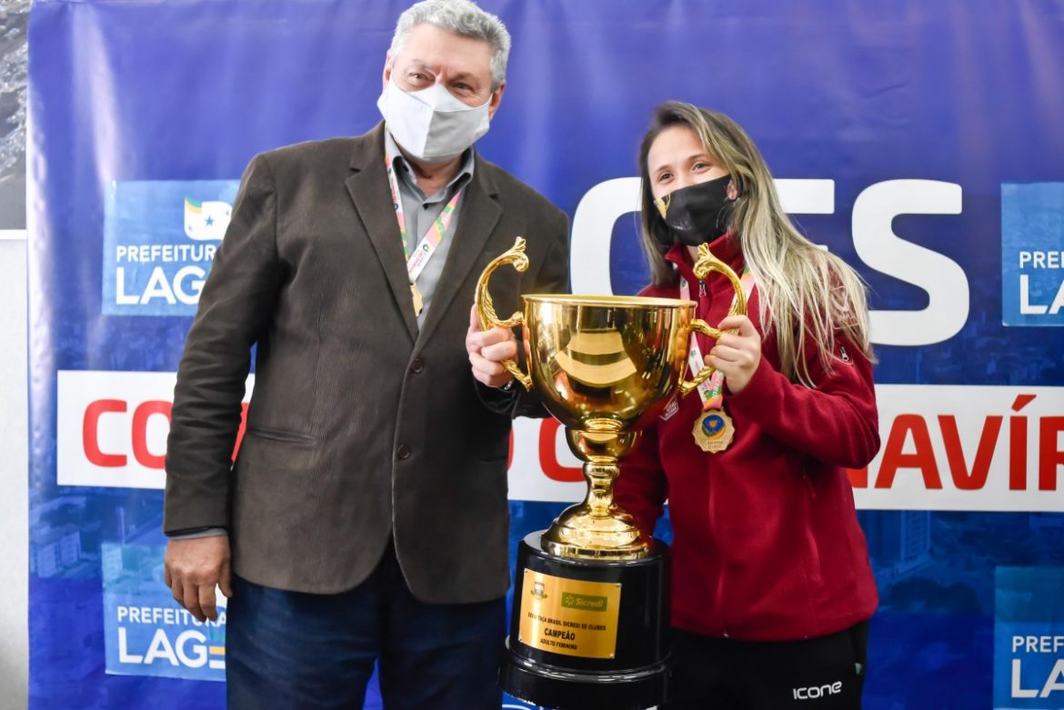 Prefeito de Lages, Antonio Ceron, com Amandinha, capitã do Leoas da Serra