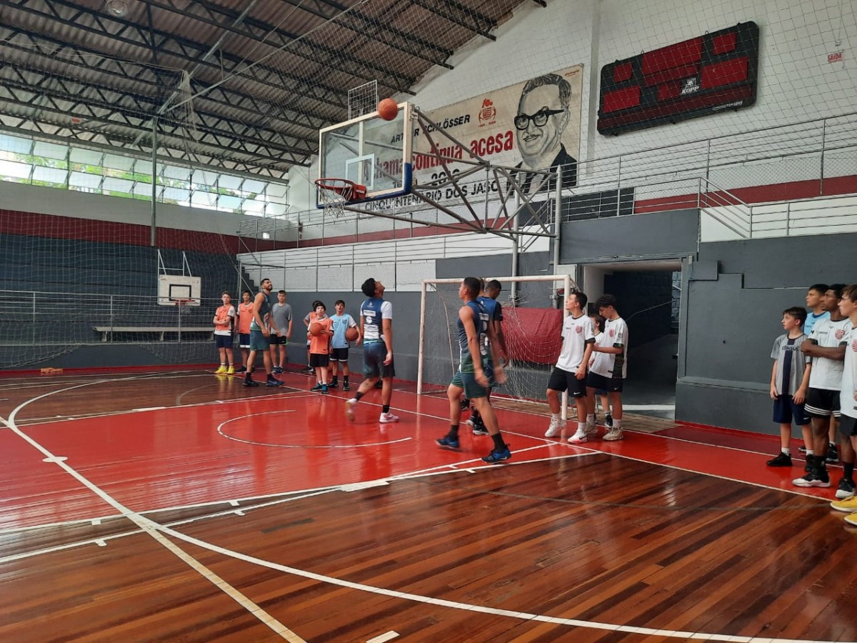 Atletas de basquete do Band realizam treino com ex-jogador da