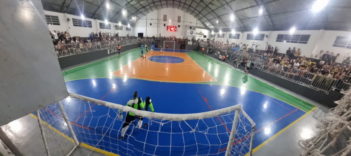 Jogo acirrado no handebol feminino Sub-14 